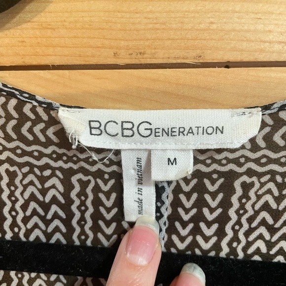 BCBGeneration sleeveless kimono/duster in size Medium. Black and white design - Picture 3 of 5